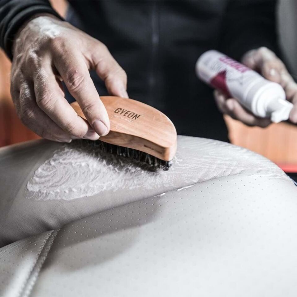 GYEON Q²M Leather Brush At Kılı Deri Temizlik Fırçası